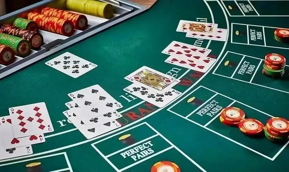 Hình ảnh điện thoại chạy app kqxs 30 ngay trên nền giao diện cá cược thể thao